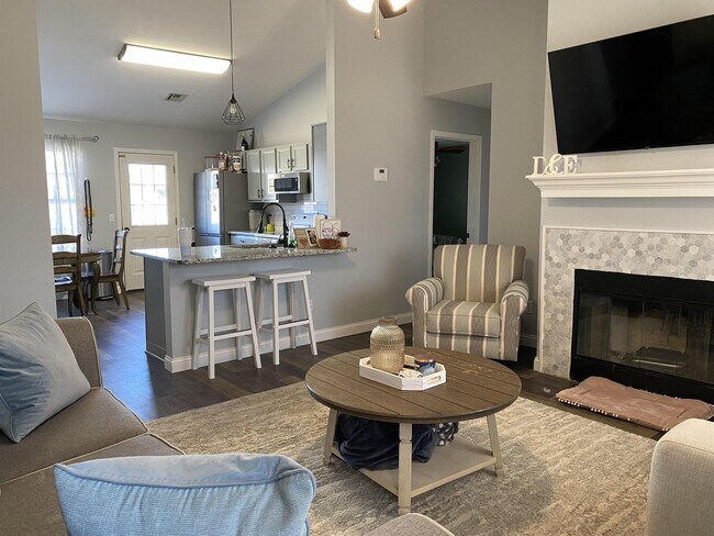 Building Photo - 909 N Windermere Dr