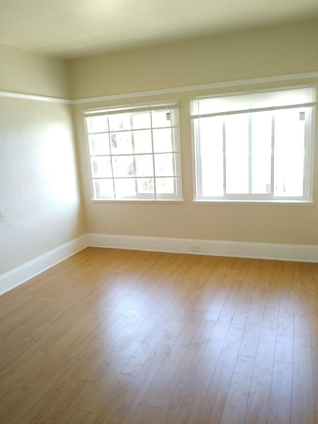 Building Photo - This unit is a Studio, with a giant kitche...