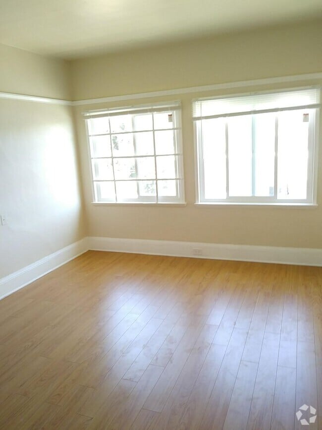 Building Photo - This unit is a Studio, with a giant kitche...
