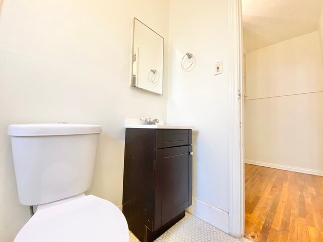 Building Photo - 836 Sanborn Ave