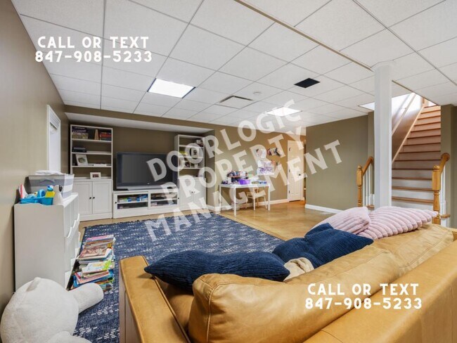 Building Photo - 735 W 8th St