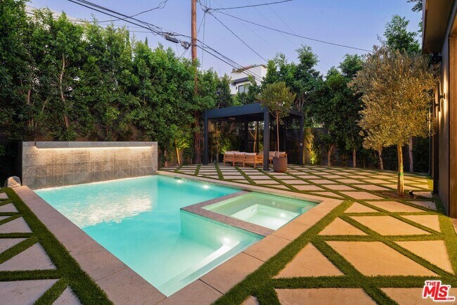 Building Photo - 1130 N Poinsettia Pl