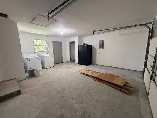 Building Photo - 2920 Sunset Dr