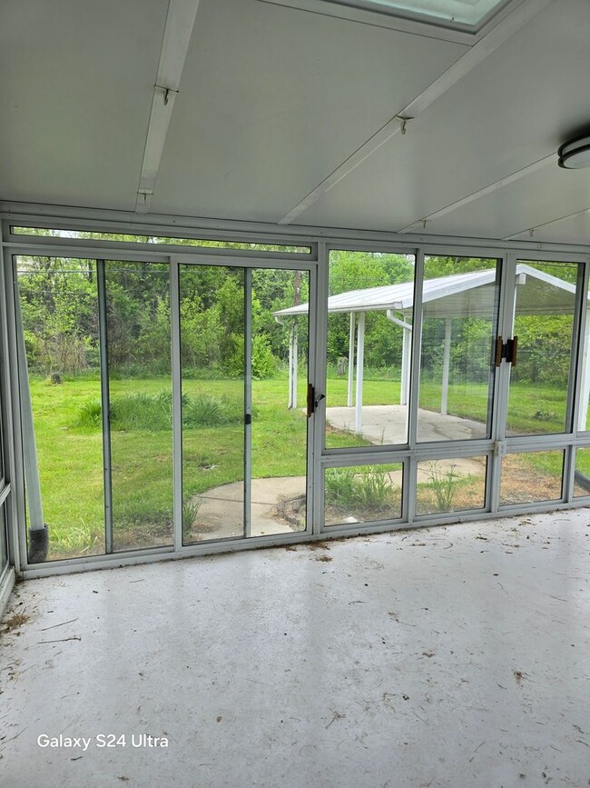 Building Photo - Nice 3BD/1BA