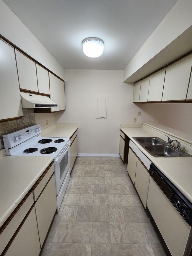 Building Photo - Chapel Hill / Finley Forest Townhouse