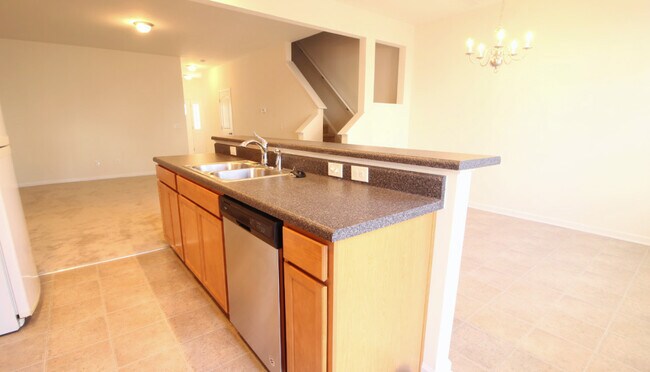 Building Photo - Beautiful and Bright 3 bedroom 2.5 bath Townhouse in Brightleaf with a Garage!!