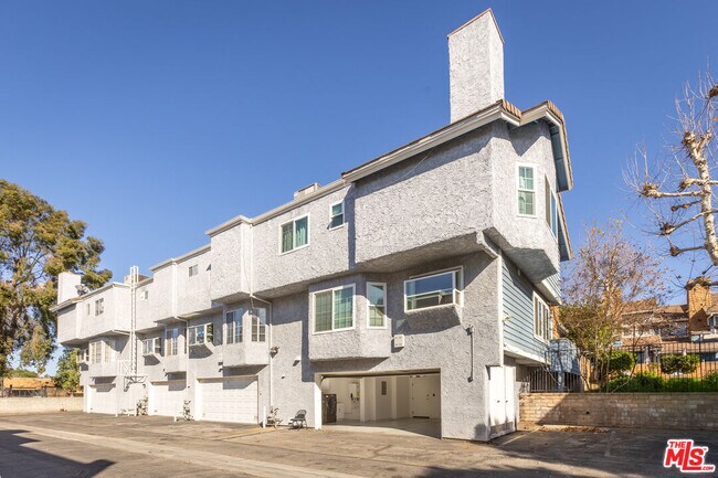 Building Photo - 18721 Hatteras St