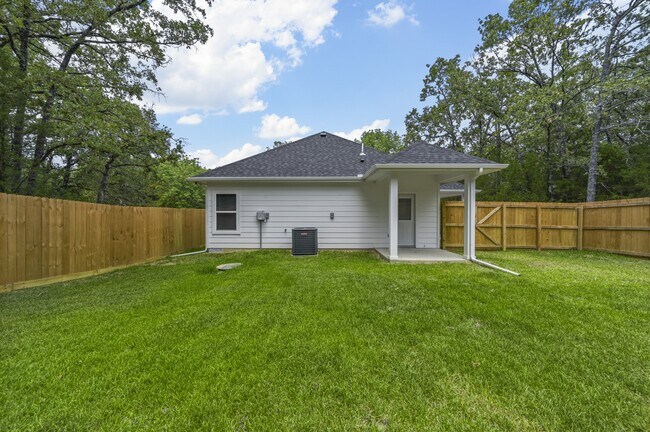 Building Photo - 6127 Tejas Dr