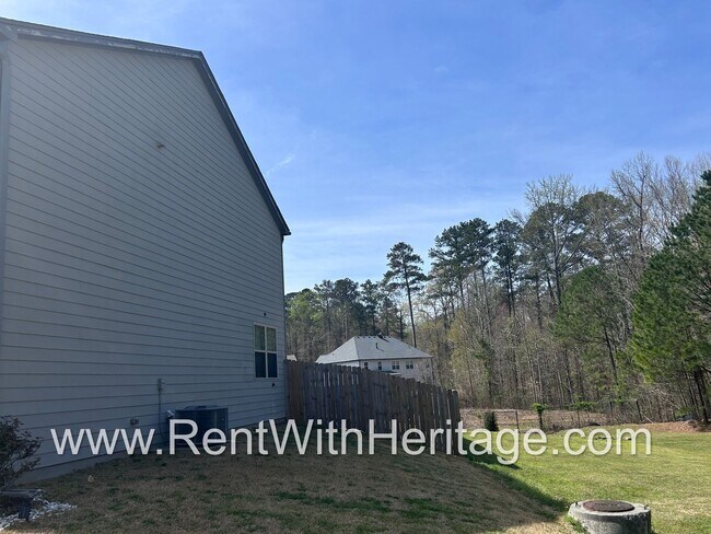 Building Photo - Custom DR Horton Home in Popular Overlook at Camp Creek/ Attention to Detail / Fantastic Location