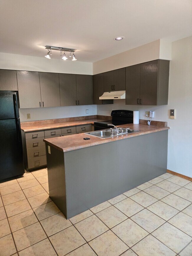 Building Photo - Super Clean and Private!