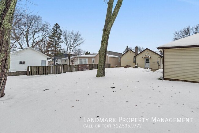 Building Photo - 6 E Eureka Dr