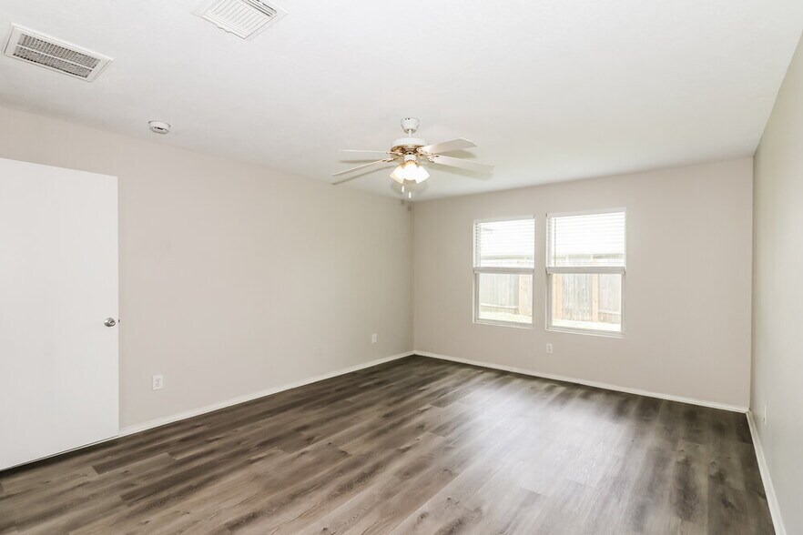 Building Photo - 19710 Rocky Shores Dr