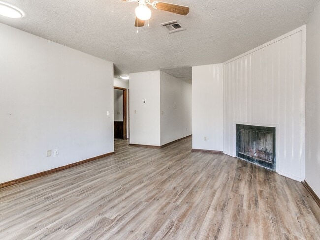 Building Photo - Charming West Norman Duplex