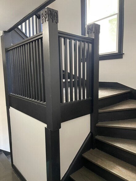 Wooden staircase , clean and quiet building - 8414 S Cregier Ave