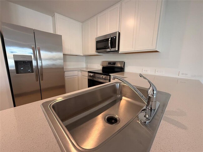 Building Photo - 874 Lynx St