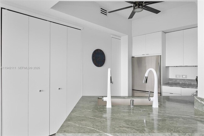 Building Photo - 19900 E Country Club Dr