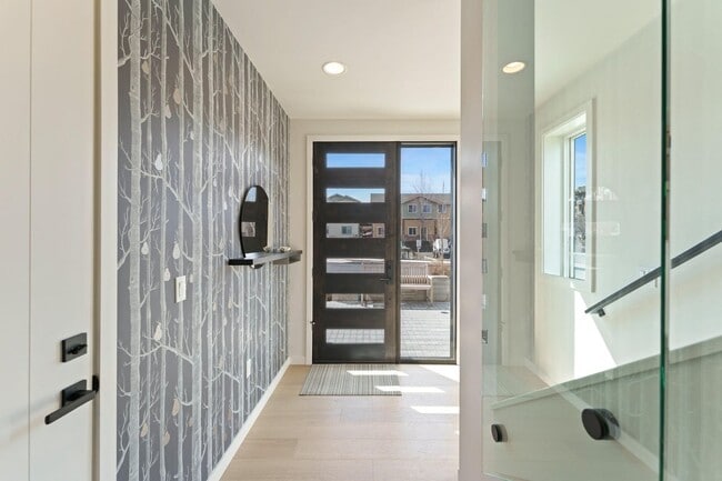 Building Photo - 4Bed 3.5 Bath - Views - Studio