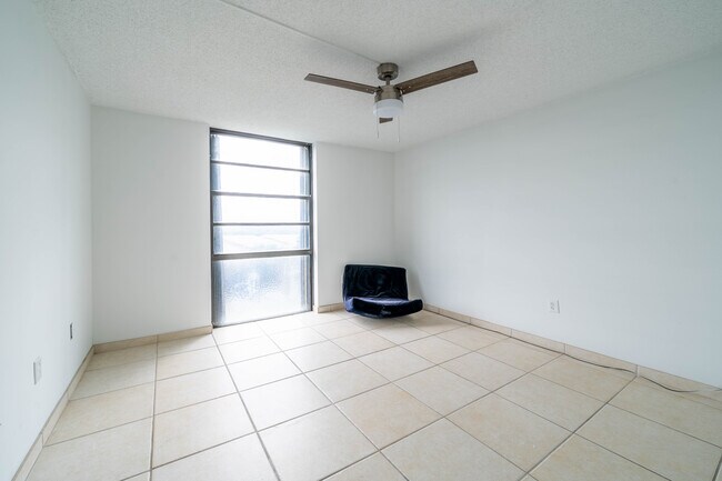 Building Photo - 2500 NE 135th St