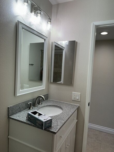 Building Photo - 465 S Ranch View Cir