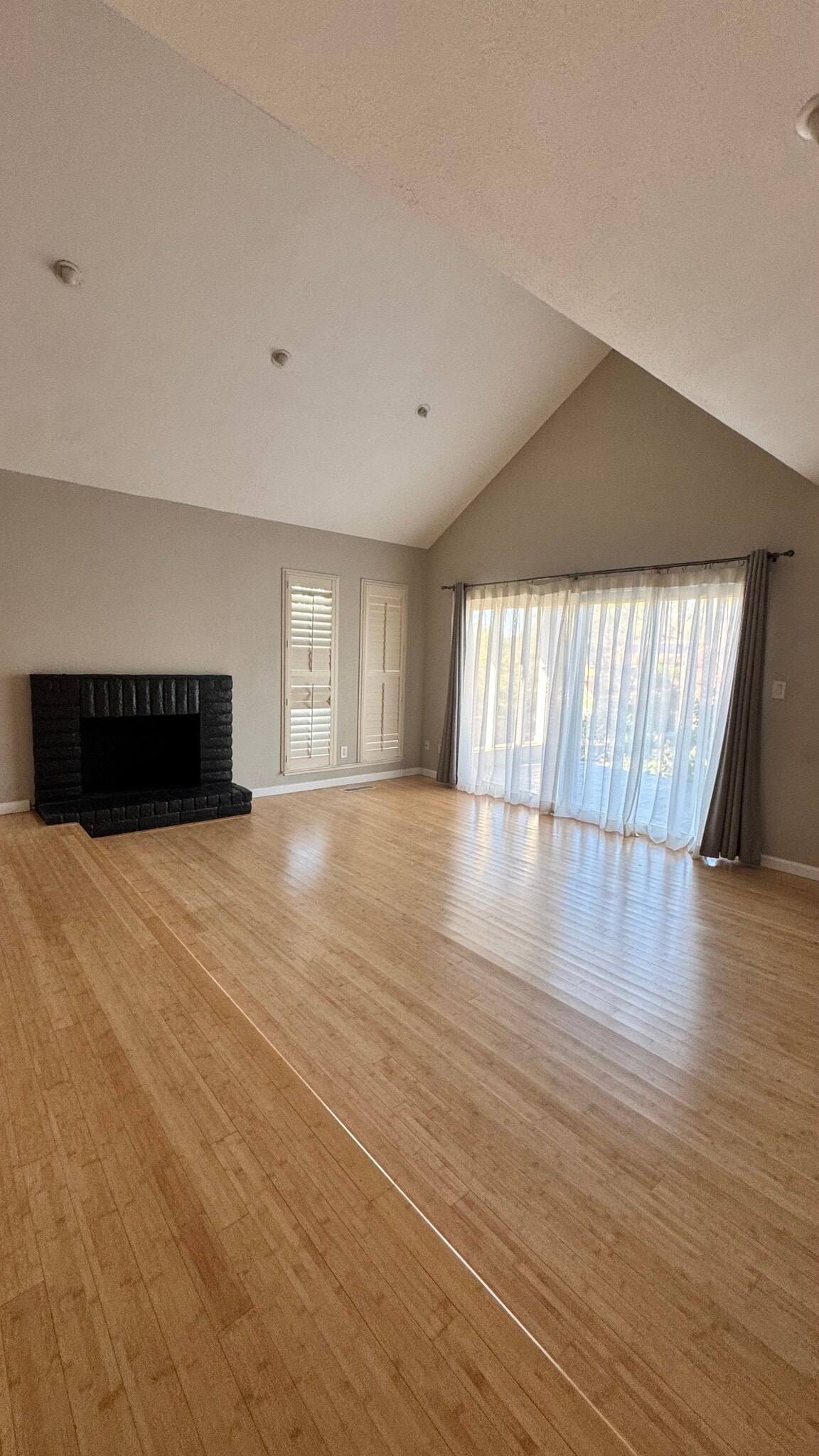 Building Photo - 2825 King Edward Dr