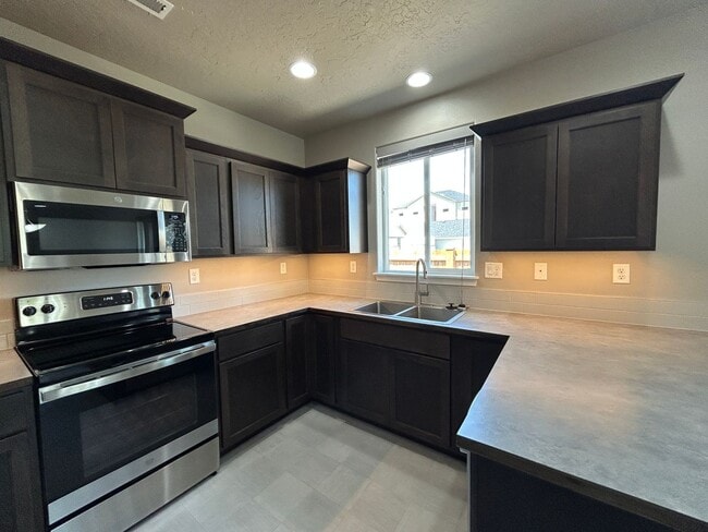 Building Photo - Newer 3 Bedroom / 2 Bathroom Home In NW Re...