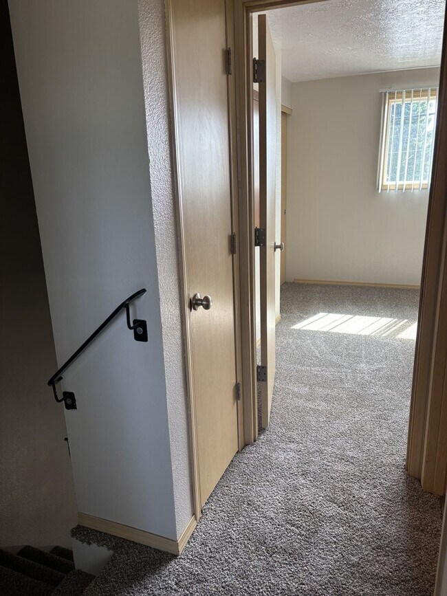 Building Photo - 1ST FULL MONTH'S RENT FREE Pet-friendly Townhouse Near Parks and Downtown Newberg  Showings Start...