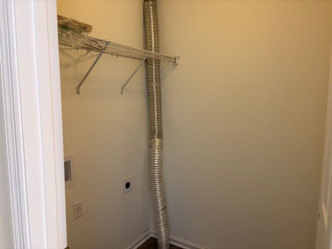 Building Photo - Charming Townhouse