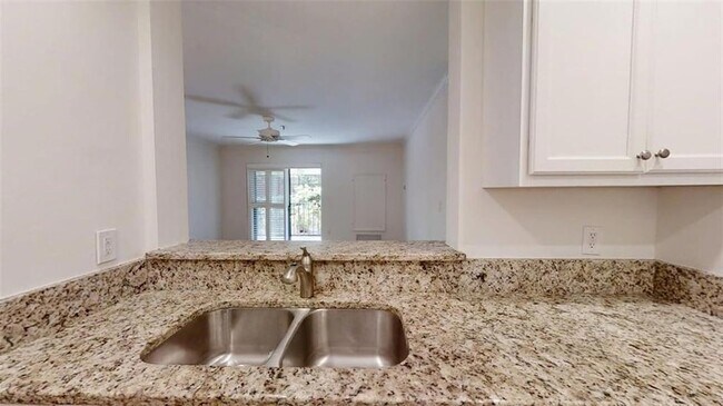 Building Photo - 300 Johnson Ferry Rd