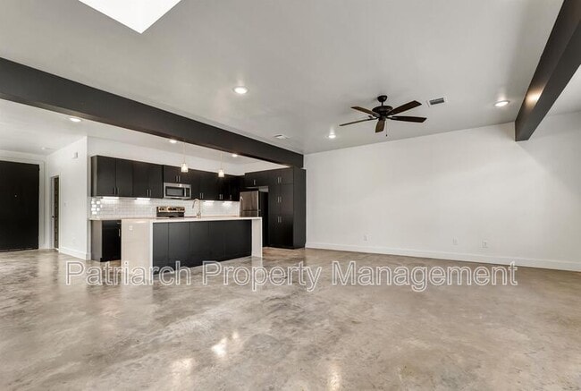 Building Photo - 214 Lynn Dr