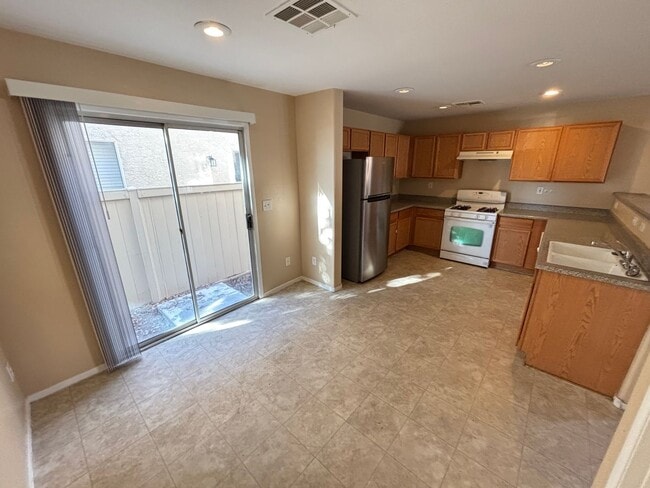 Building Photo - Charming 2Bed/2Bath/1Car 2-Story Home located in Sunrise Manor- Make the Move for Less: $500 Off ...