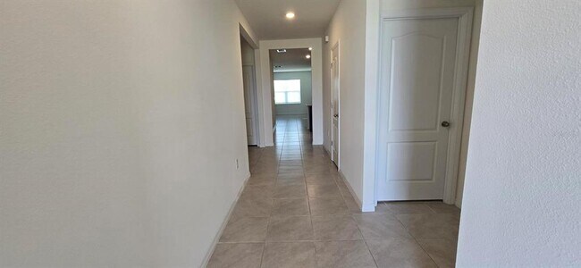 Building Photo - 804 Horsetail Dr