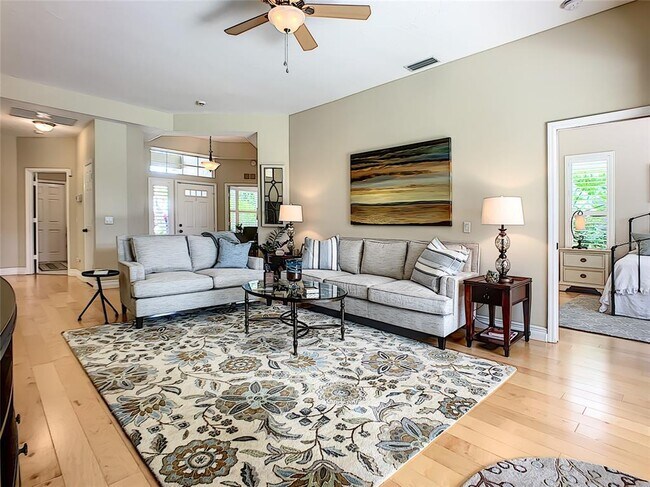Building Photo - 539 Fallbrook Dr