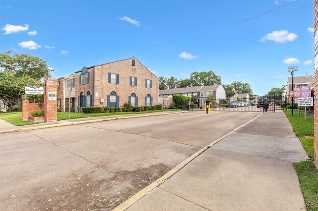 Building Photo - 2107 Lander Ln