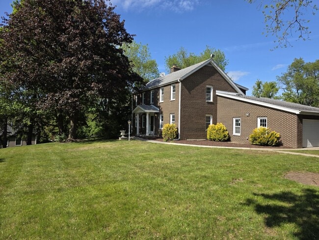 Building Photo - 87 W Surrey Ln