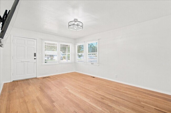 Building Photo - 601 Poplar Ave