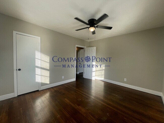 Building Photo - Spacious 3 bedroom and 1 bath house!