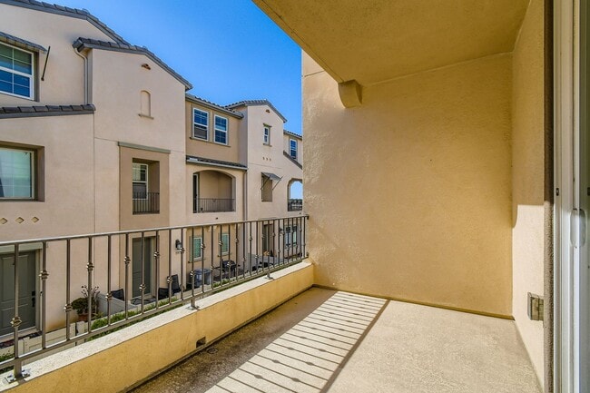 Building Photo - Stylish Three-Story Townhome with Private Courtyard & Pool Access