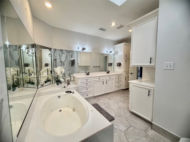 Building Photo - 8006 Oakwood Bend Dr