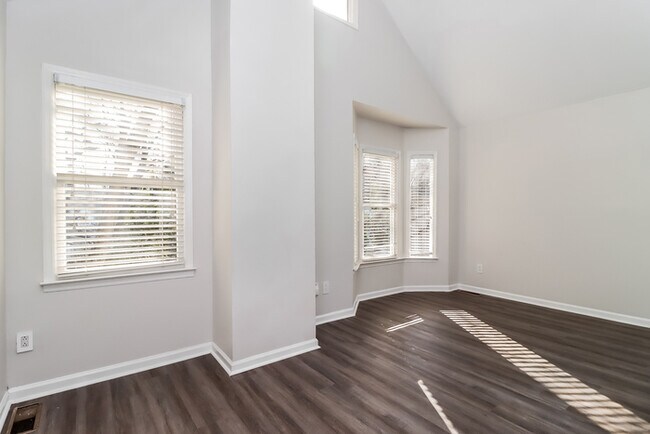 Building Photo - Elegant Townhome