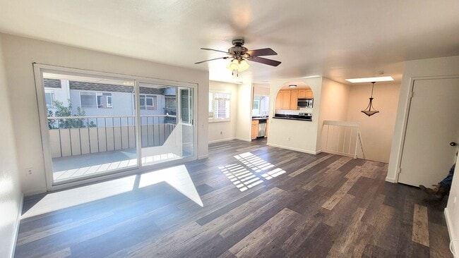 Building Photo - 3 bd/2 ba Townhouse close to USD.
