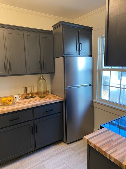Kitchen great for cooking - 1011 E 34th St