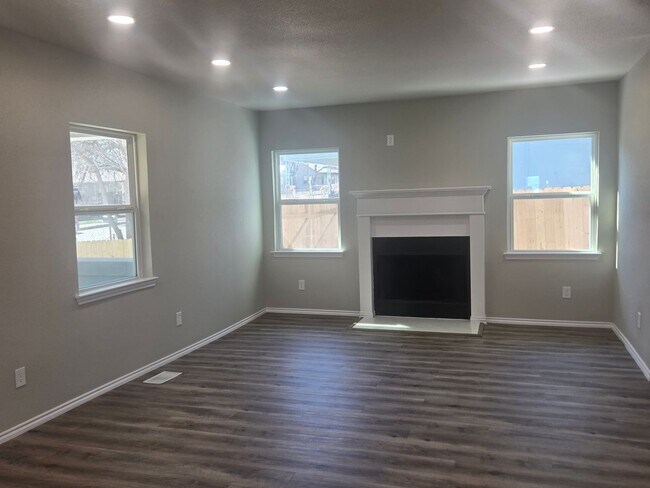 Building Photo - Newly remodeled 4 bedroom 3 full bath two story home located in the heart of Weatherford, TX