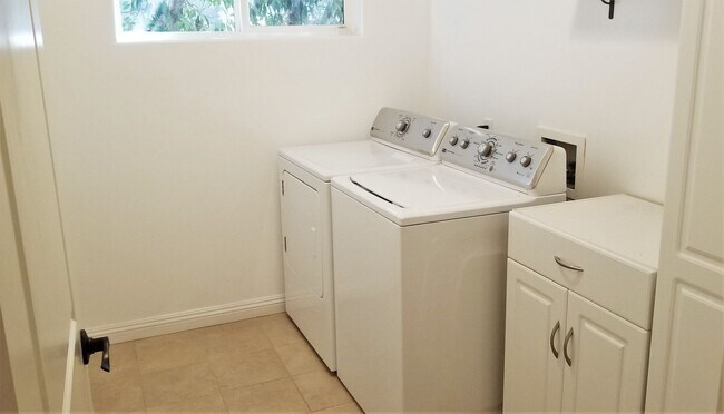 Building Photo - Amazing 2-Story 4 Bdr 3 Bath Family Home i...