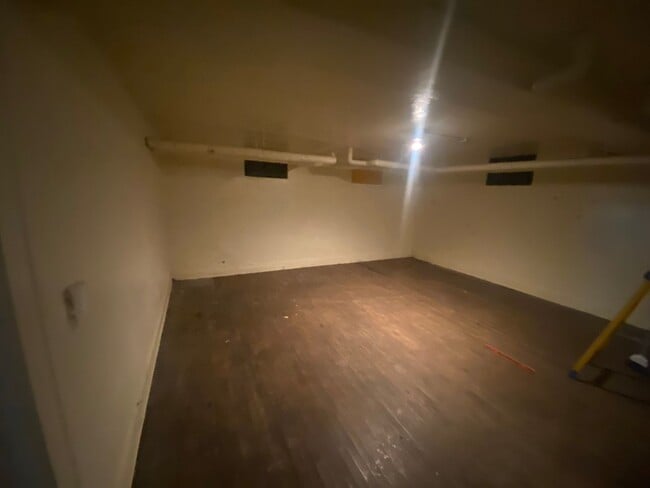 Building Photo - Massive 4 Bedroom, 2 Bath Brick Home