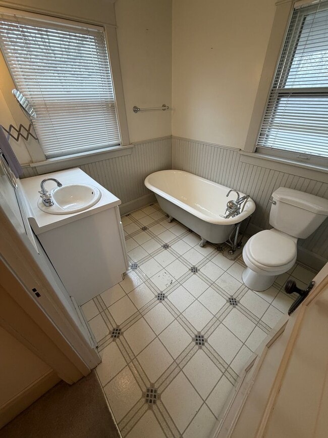 Building Photo - Spacious 4-Bedroom Home – Great Value in Des Moines!