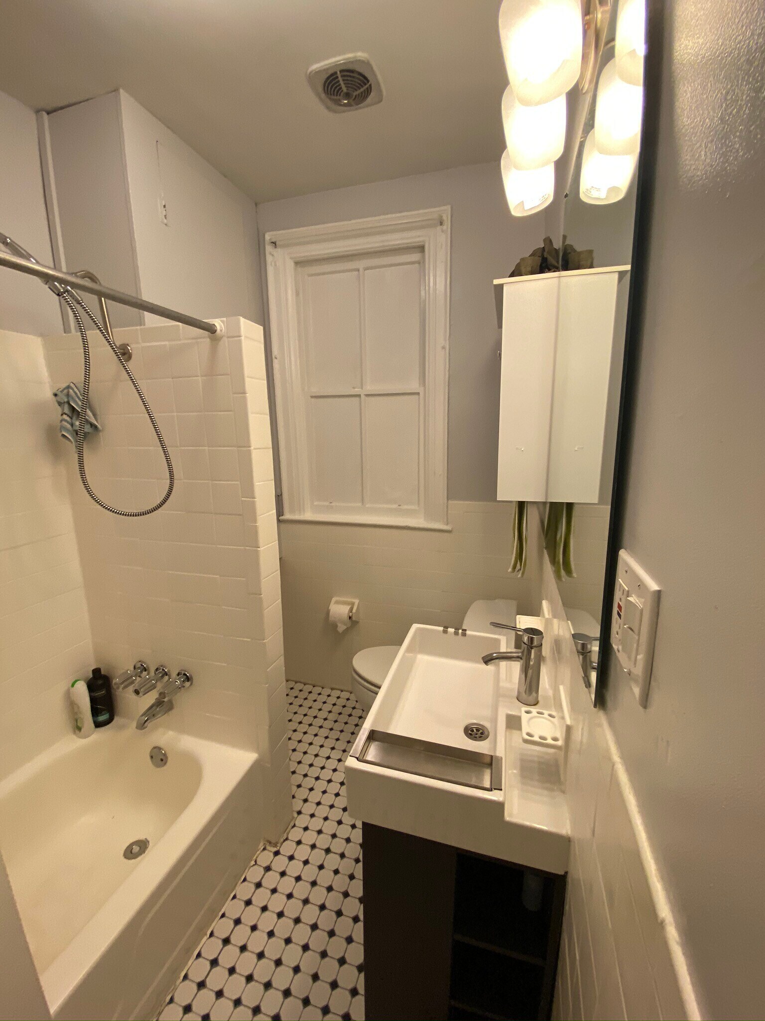Top Floor Shared Bathroom - 616 Lamont St NW