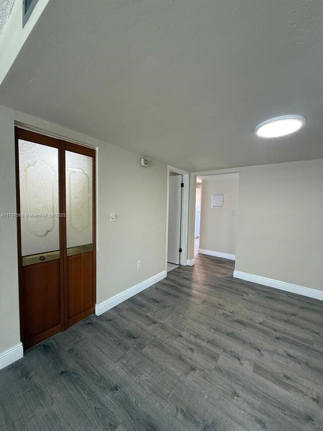 Building Photo - 10814 N Kendall Dr