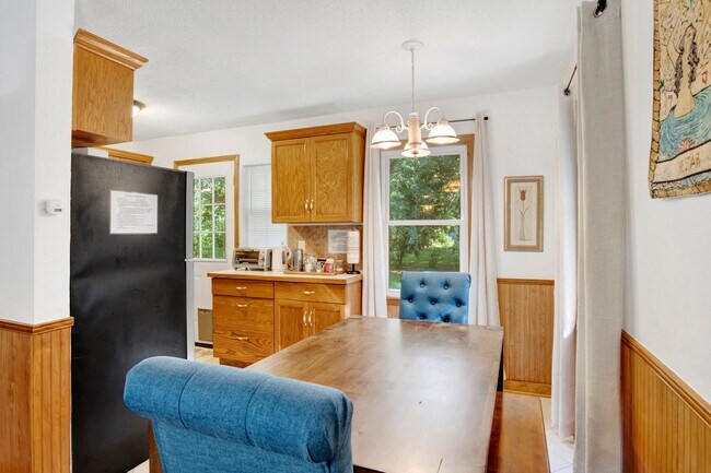 Building Photo - Cute Furnished Cottage close to NAS