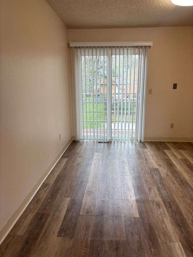 Building Photo - 3 Bed 1 Bath Home near Aeroplaza and Power...