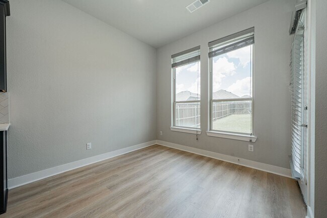 Building Photo - Stunning 4-bedroom, 3-bathroom home locate...
